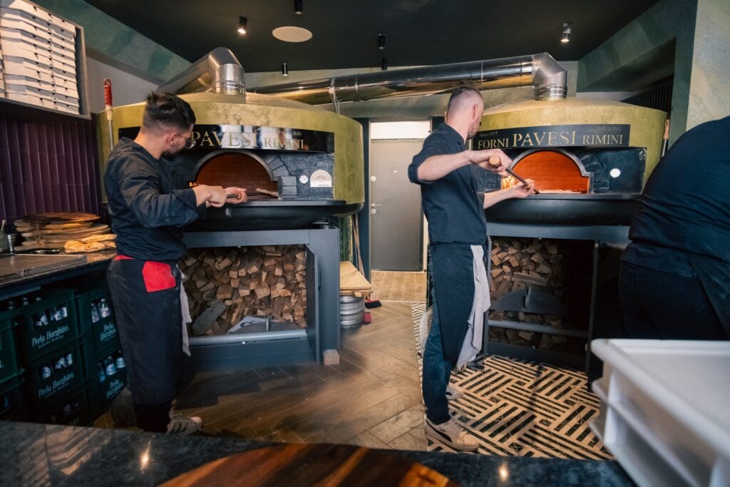 Pizzeria da litaliano due forni modello Globo a legna da 6 pizze