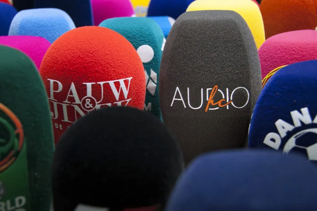 Разноцветные поролоновые ветрозащитные чехлы для репортажных микрофонов с логотипами телерадиокомпаний