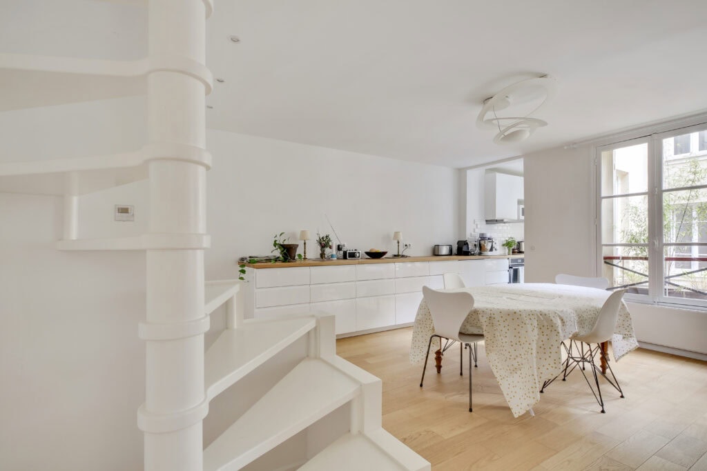 salle à manger blanche et lumineuse