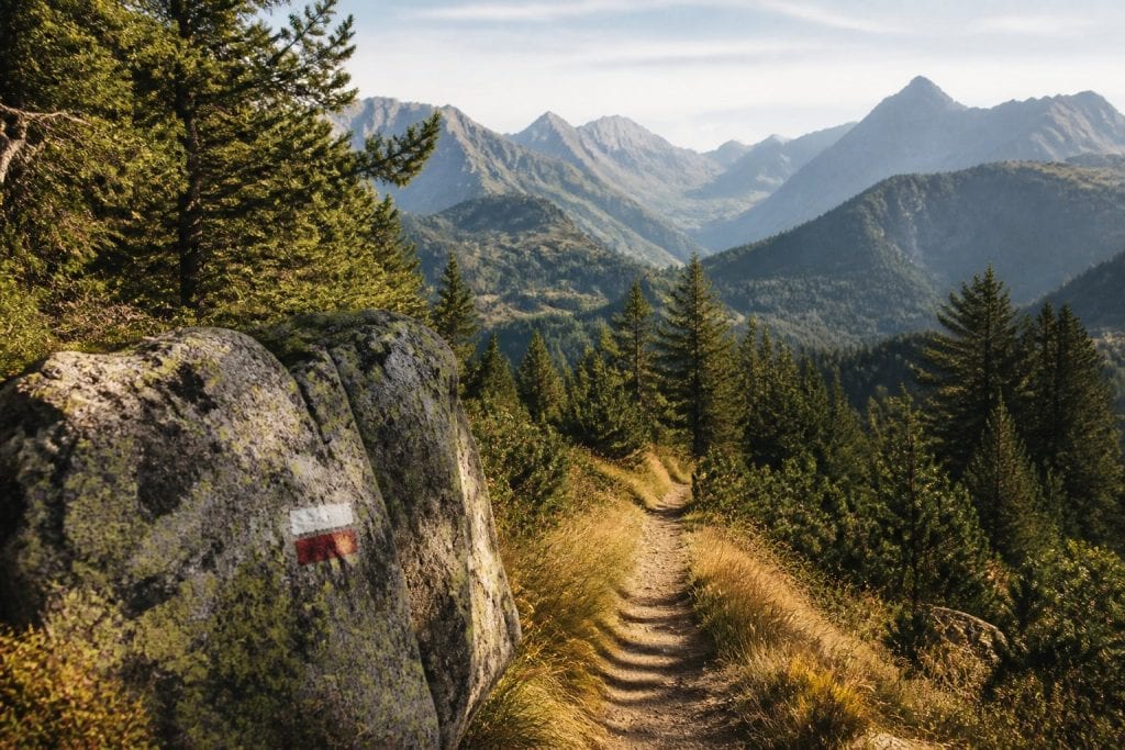 Rubrique Randonnée : sentier de montagne avec balise GR blanc-rouge peinte sur un rocher