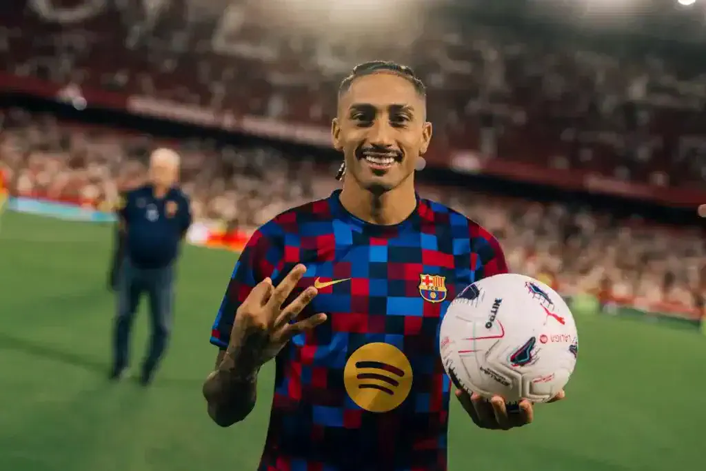 El mejor Raphinha con un hat-trick sirve para remontar en el Sánchez Pizjuán