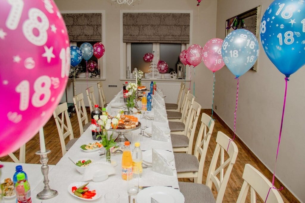 e 1024x683 - Osiemnastka