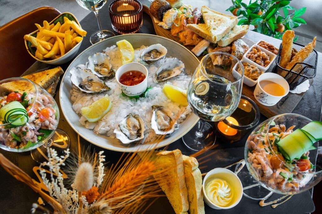Foto gevulde kersttafel met hapjes