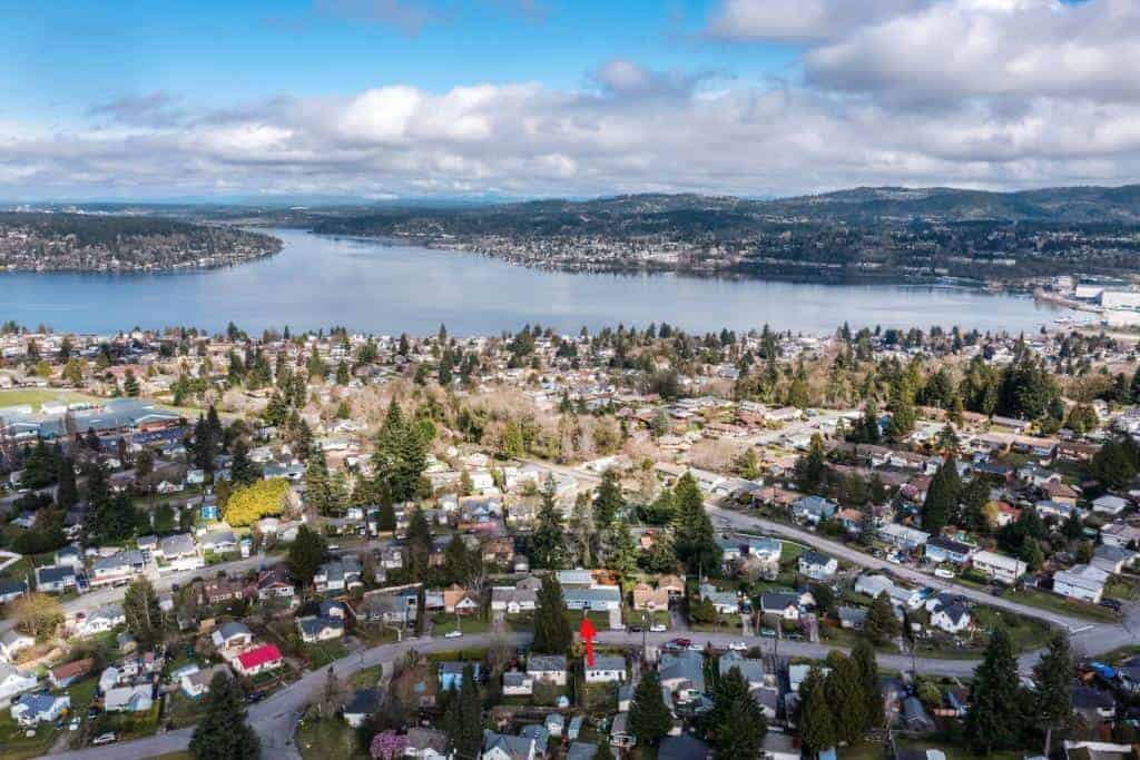 Home near Lake Washingtone Drone image