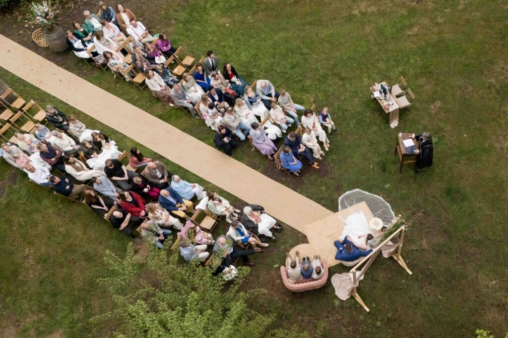 dronefotografie tijdens bruiloft ceremonie met bruidspaar