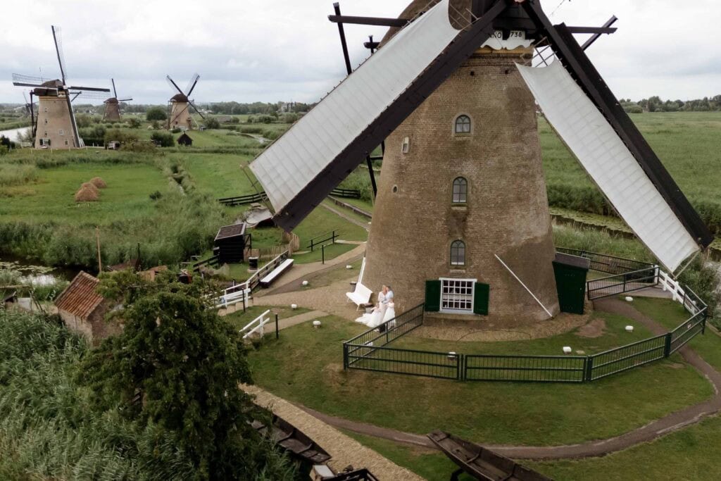 dronefotografie met bruidspaar Kinderdijk