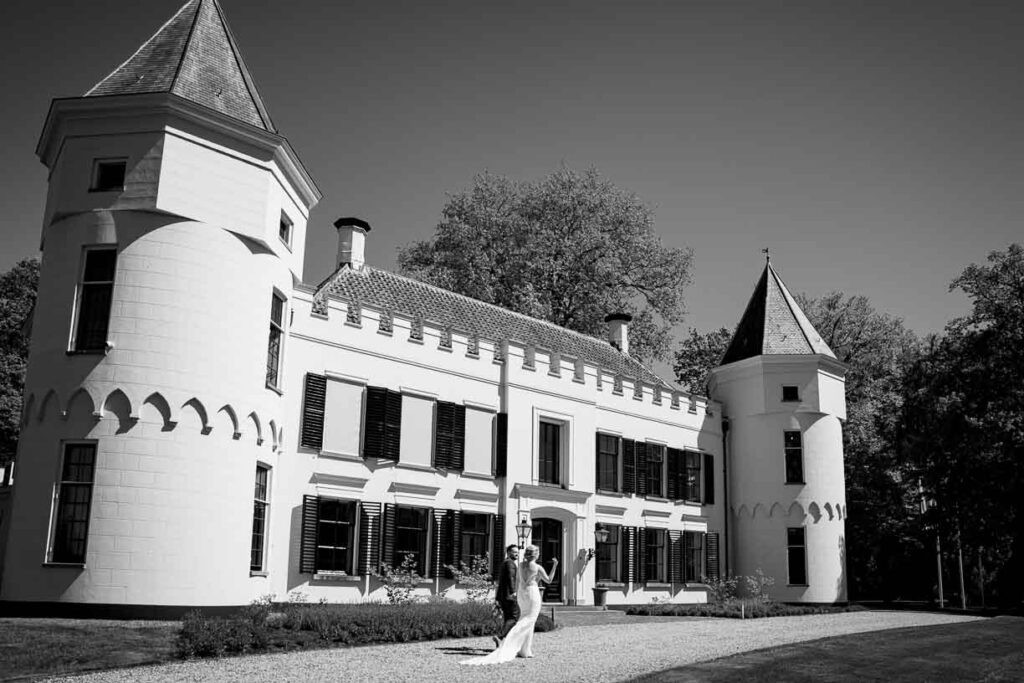 Een filmische kijk op bruidsfotografie in Amersfoort. Ontdek hoe een trouwdag wordt vastgelegd in een rustige, documentaire stijl vol sfeer en detail.