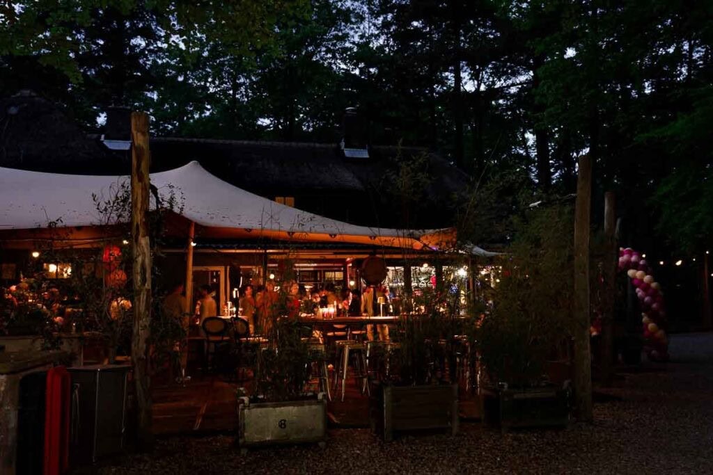 Verlichte feesttent in de avond bij Dutch Amersfoort