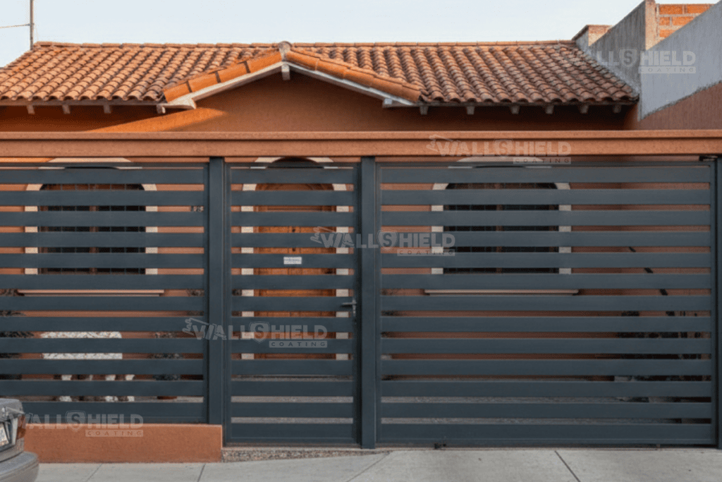 Portón de metal pintado y madera en fachada de casa.