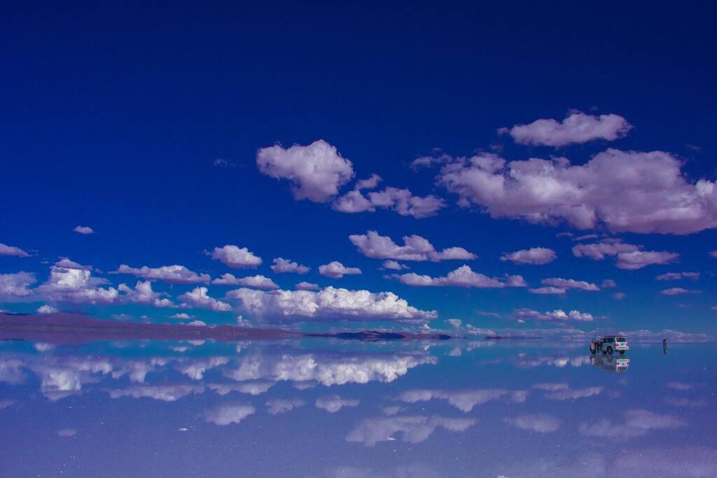 Fenômeno de reflexão do céu no Salar de Uyuni