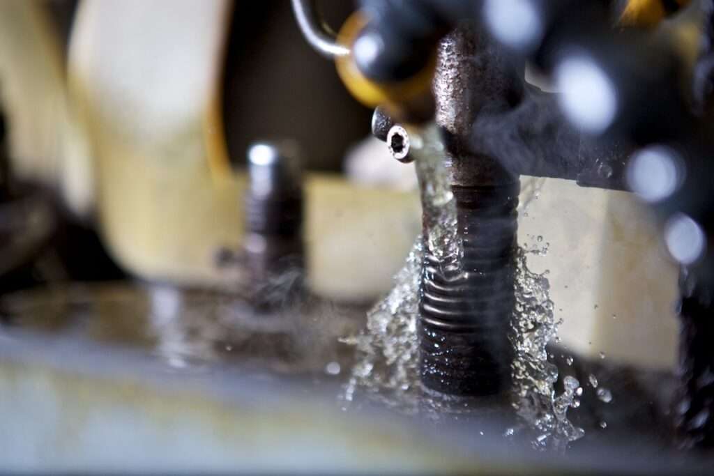 Setzprozess von Schraubendruckfedern - Anwendung von Warm- und Kaltsetzverfahren zur Vermeidung plastischer Verformung.