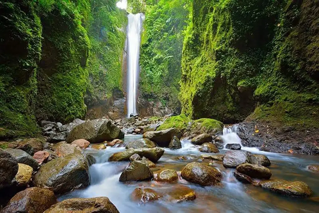 A shot from a distance downriver from the Casaroro Falls.