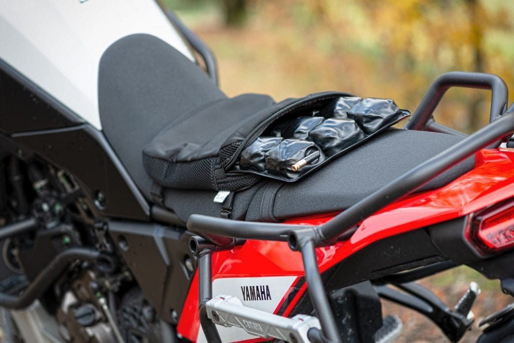 Auf dem Motorradsitz montiertes Luftpolster-Sitzkissen.