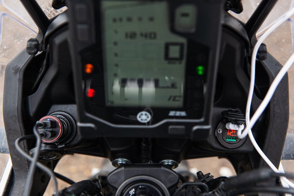 USB Adapter und Steckdose am Motorrad.