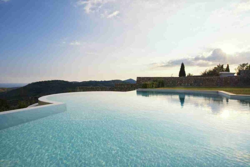 La piscina a sfioro de La collina degli ulivi