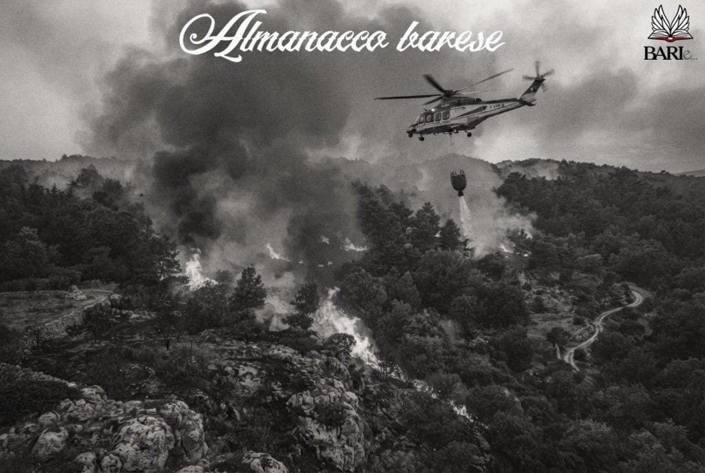 Immagine della Murgia in fiamme e di un elicottero che spegne le fiamme