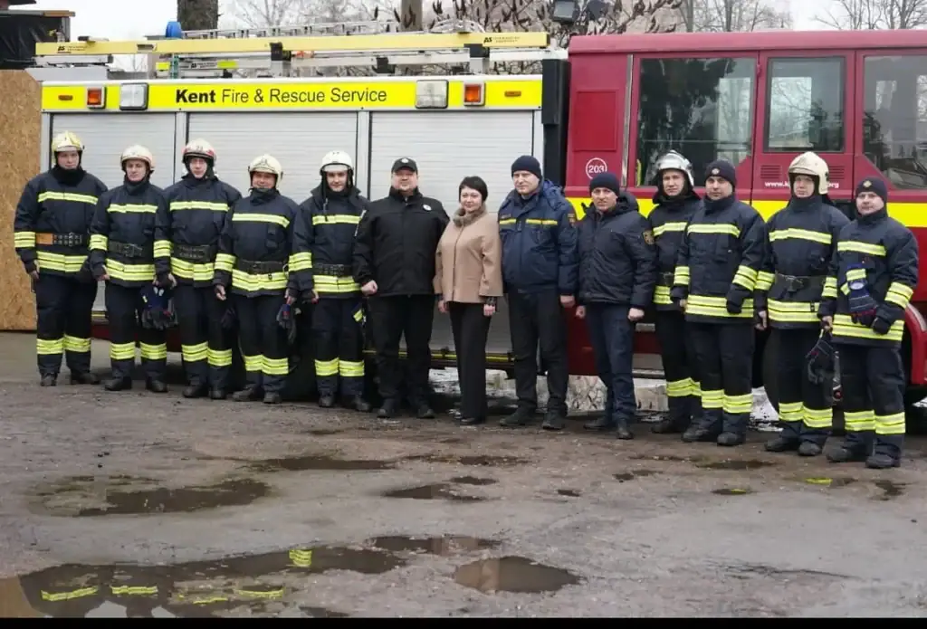 Колектив українських рятувальників біля пожежно-рятувального автомобіля.