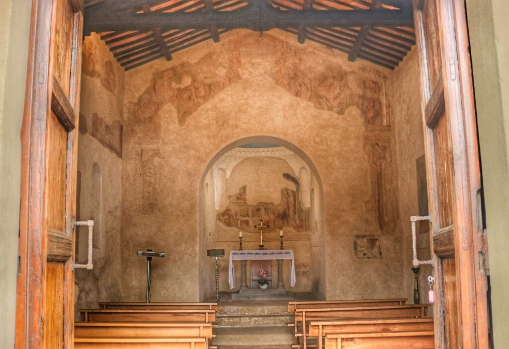 Interni della chiesa di Fontignano
