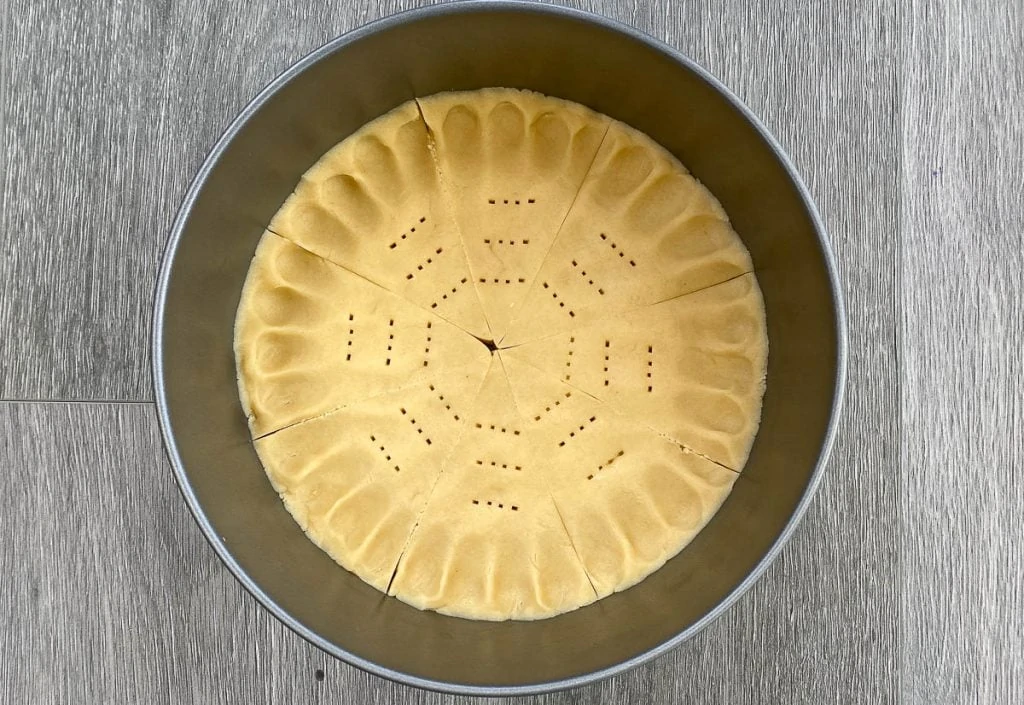 https://sp-ao.shortpixel.ai/client/to_webp,q_glossy,ret_img,w_1024,h_705/https://scottishscran.com/wp-content/uploads/2020/04/Scottish-Shortbread-Recipe-6-2-1024x705.jpg