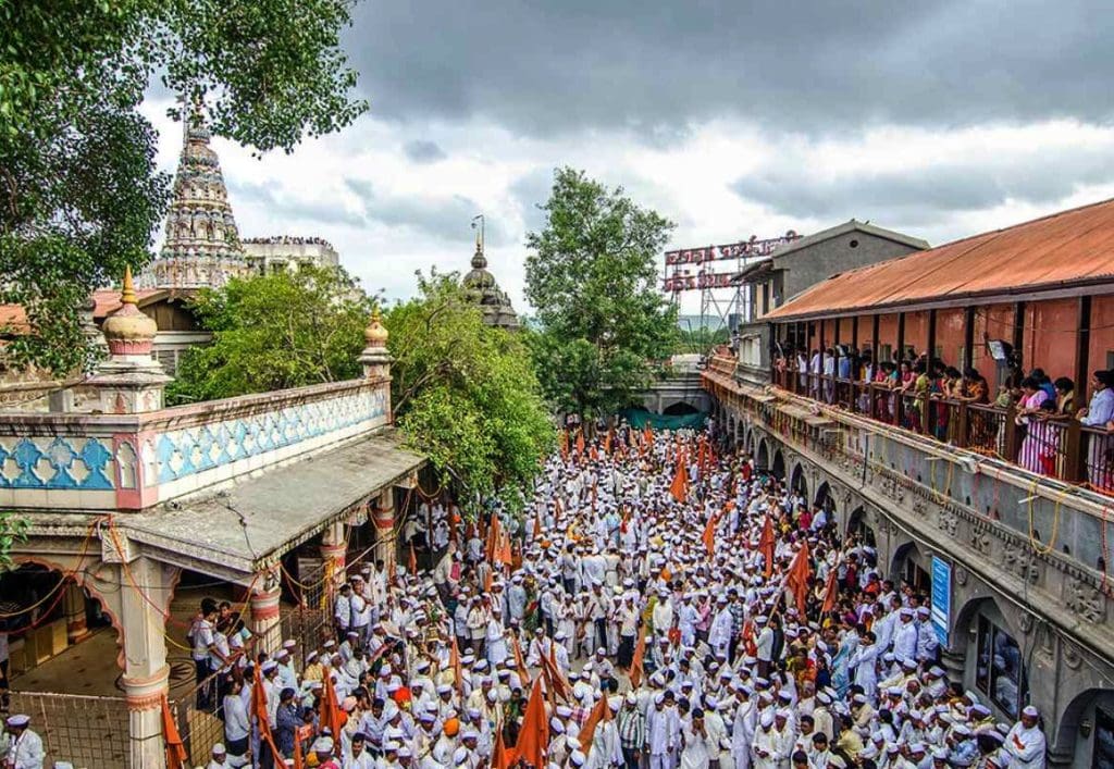 मानसून का मौसम और त्योहारों की बौछार