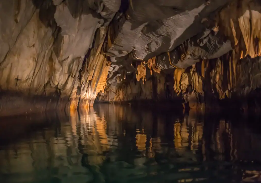 rios subterraneos que abastecen las cuevas de agua