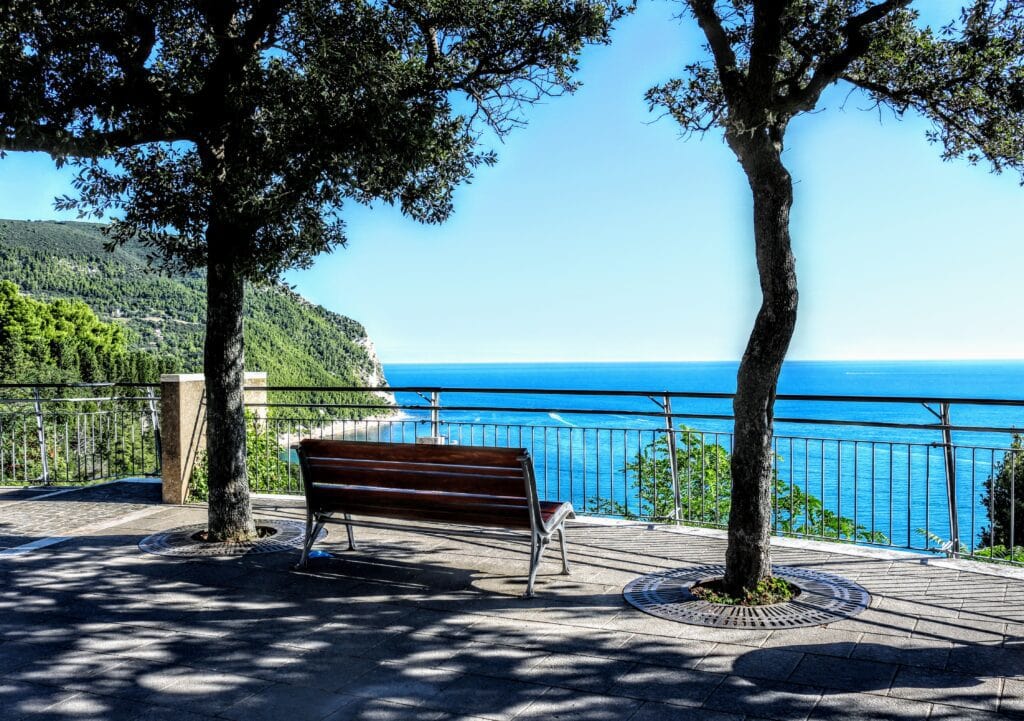 la vista sul conero dal borgo di sirolo
