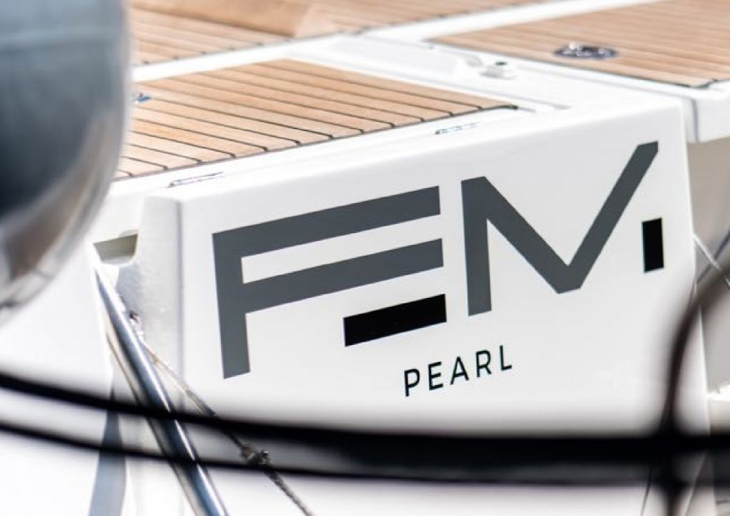 Logo "FEMI PEARL" auf Schiffsheck