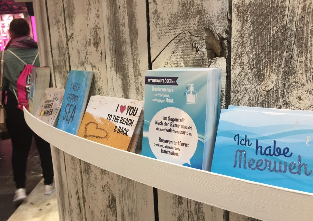 Foto der Postkarten für Venus auf der Messe Glow