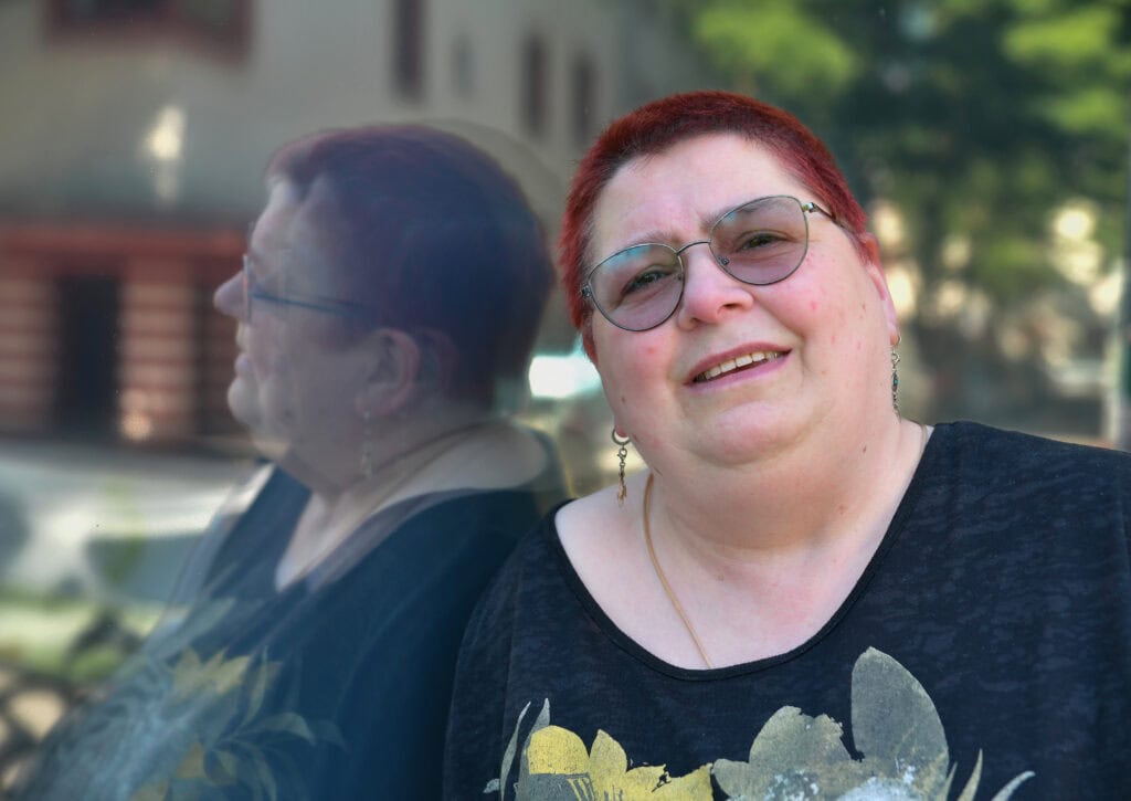 ich lehne mich an ein Fenster und werde darin gespiegelt