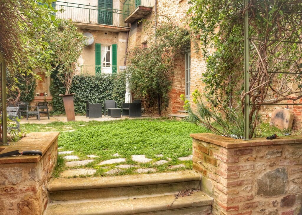 il chiostro dell'hotel Antico Sipario, vicino al lago trasimeno
