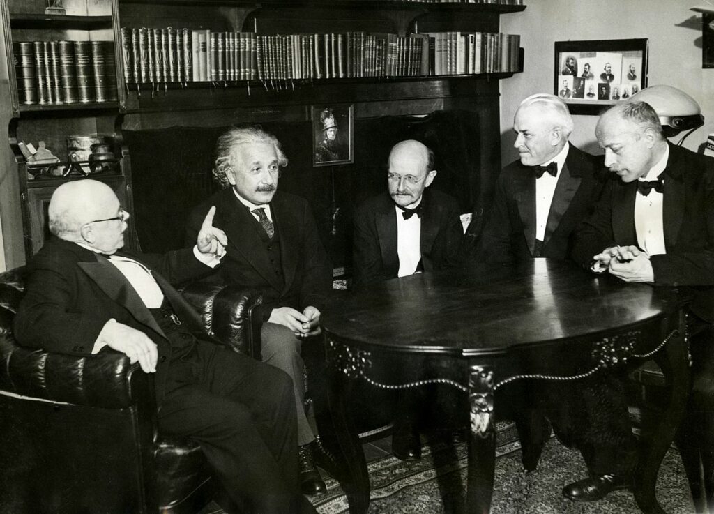 Нобелевские лауреаты Нернст, Эйнштейн, Планк, Милликен и фон Лауэ (1931 год)