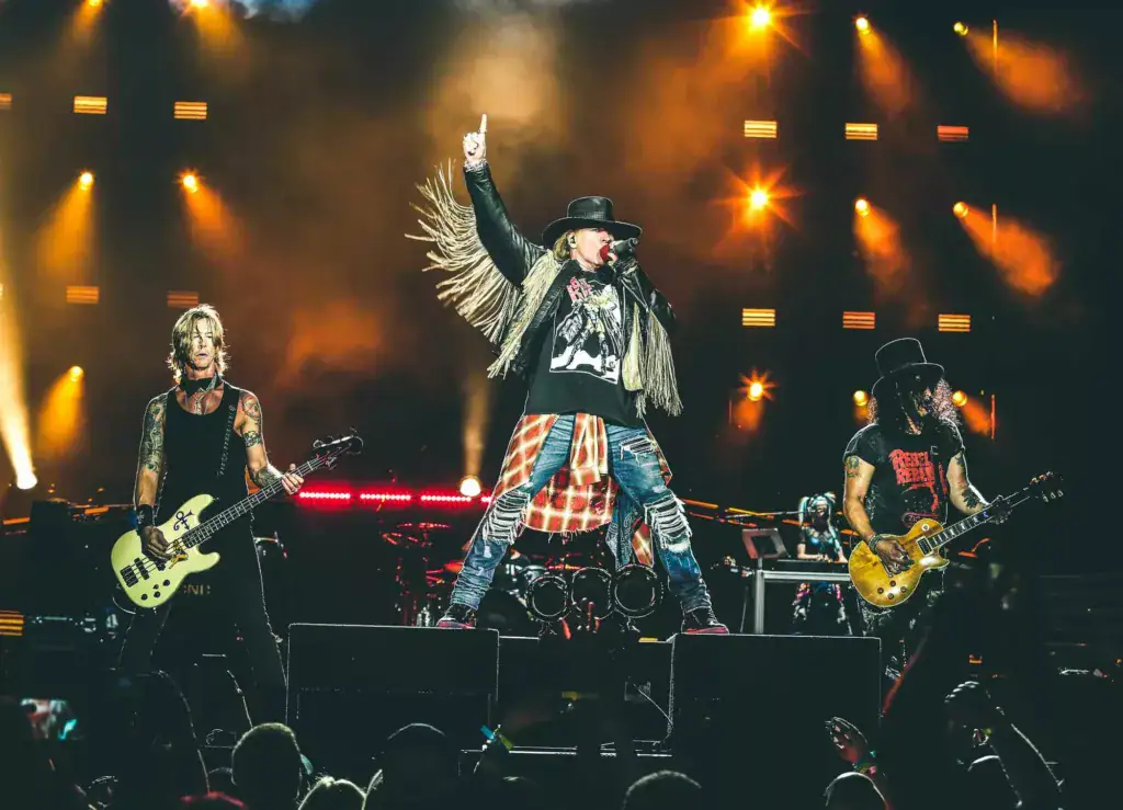 Axl Rose sur scène avec Guns N' Roses, attitude emblématique, années 80