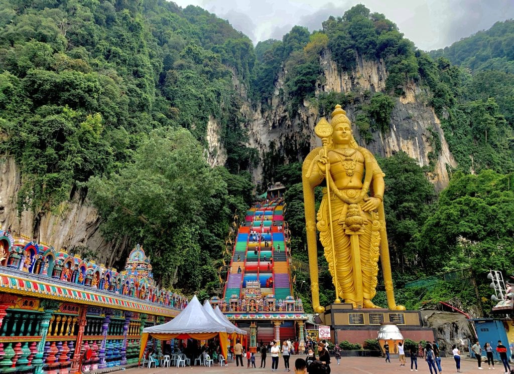 Batu Caves का रहस्य: 382 सीढ़ियां चढ़कर पहुंचते हैं इस अनोखे मंदिर तक