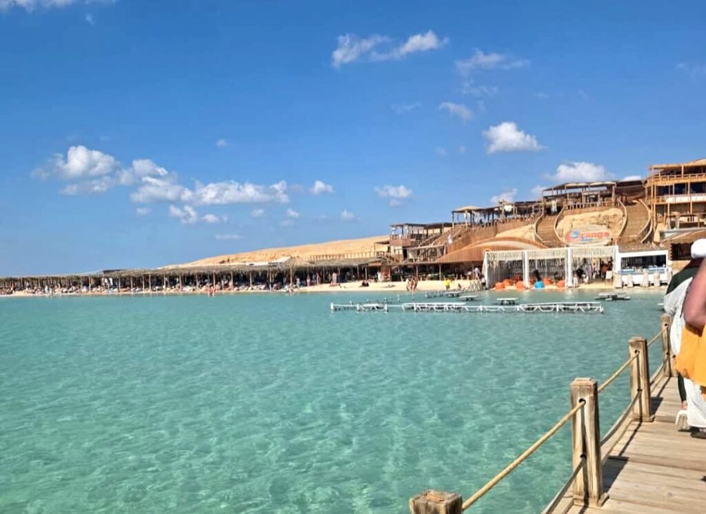 In diesem Foto sieht man wie Der Strand in Orange Bay ist beim Orange Bay Hurghada Ausflug