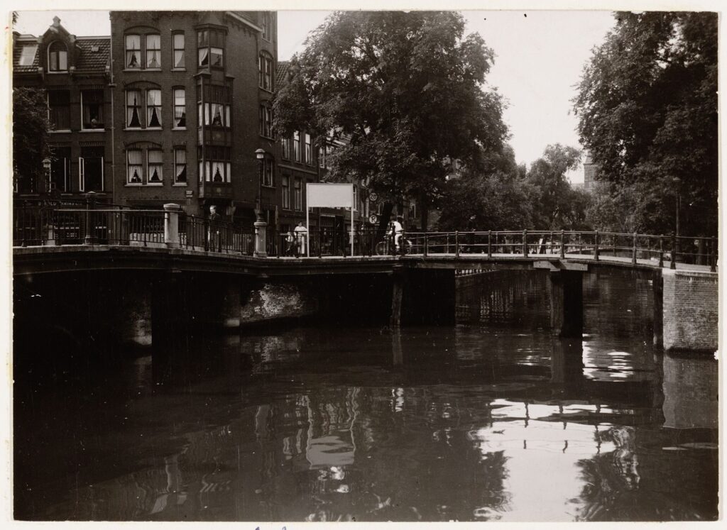 Spiegelgracht 1-3 (links, v.r.n.l.), hoek Prinsengracht 564. Links een deel van Brug 87 en rechts Brug 69
