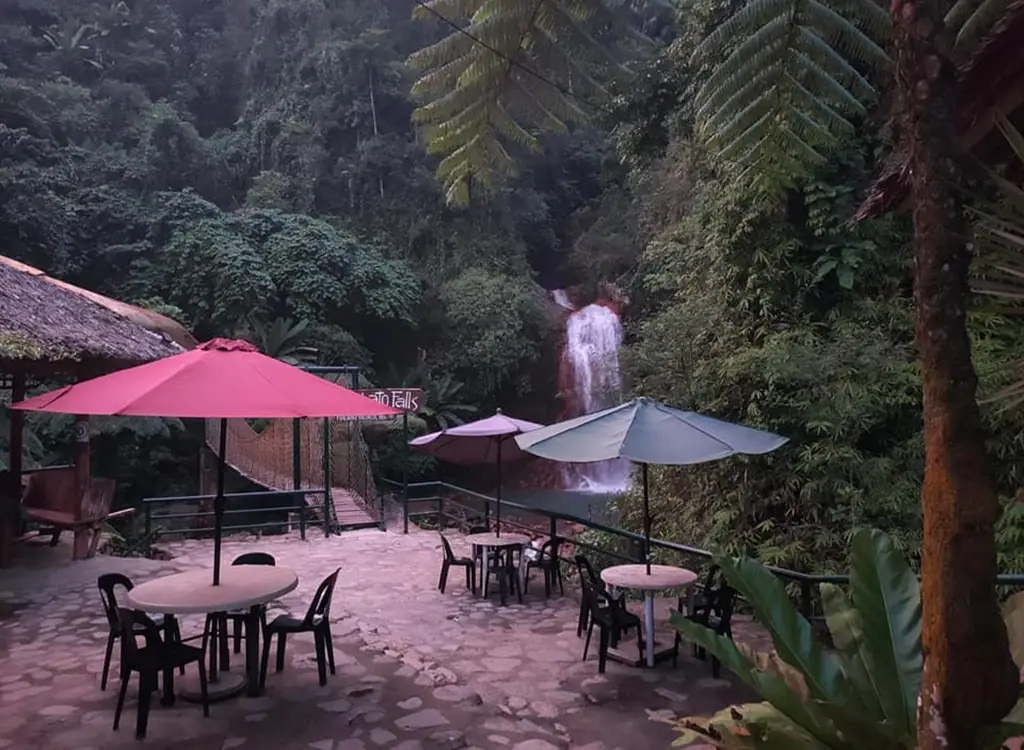 A gathering area near the entrance to the Casaroro Falls.