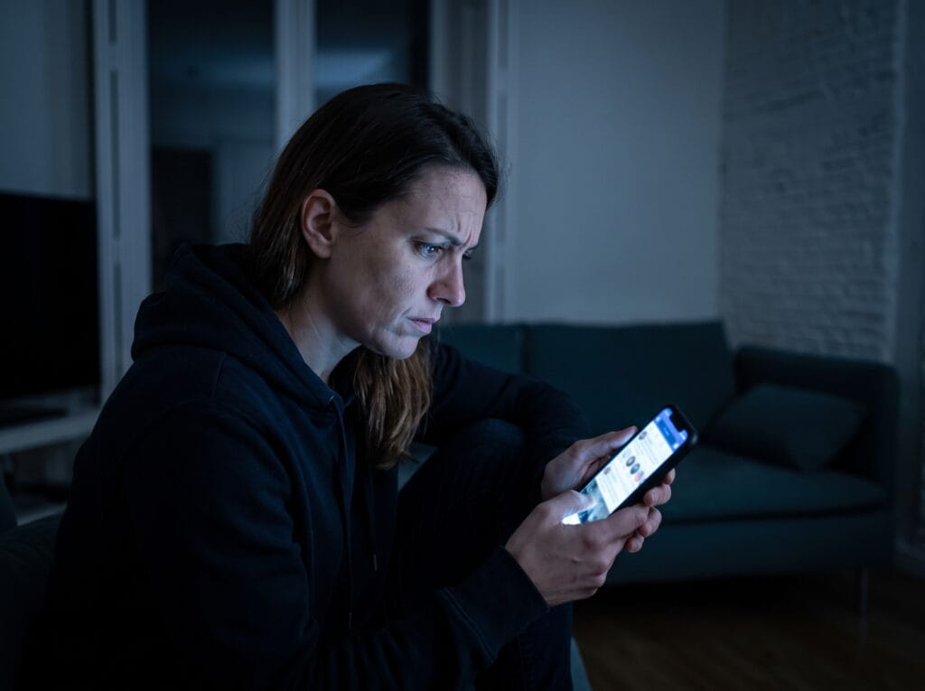 Narcisista: o que realmente está por trás de quem parece amar apenas a si mesmo? 4 Woman sitting alone smartphone l… 202607131529