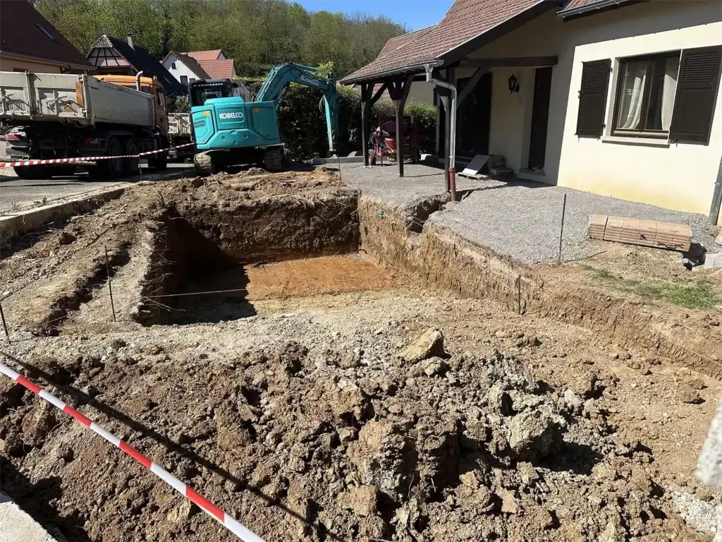 Terrassement du terrain pour pose d'une piscine coque à Kuttolsheim, Haut-Rhin. Vue 3