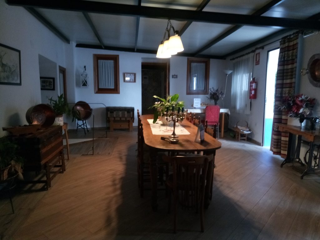 Salón del albergue Río Aljucén