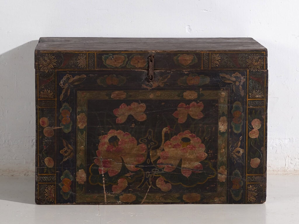 Baúl de ópera antiguo con flores de lotus (China, c.1900) #12
