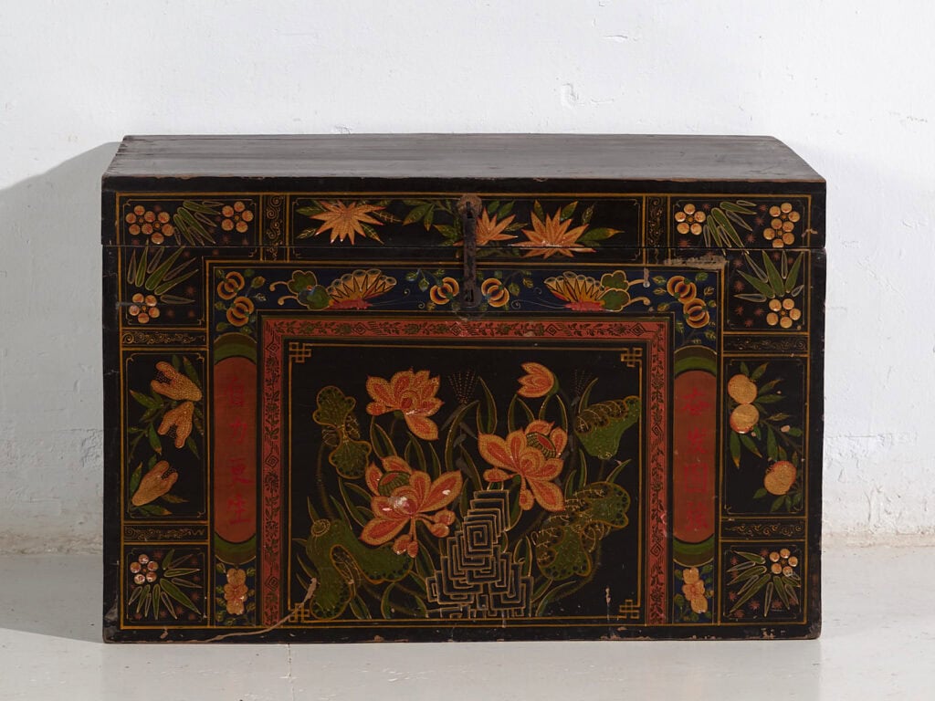 Baúl de madera antiguo con ilustraciones de flores de lotus (China, c.1900) #18