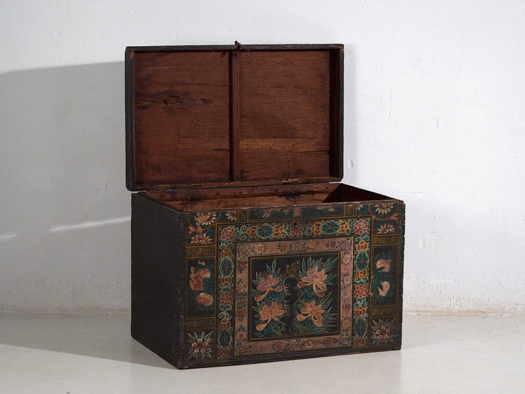 Baúl antiguo con un par de urracas ilustradas (China, c.1900) #29