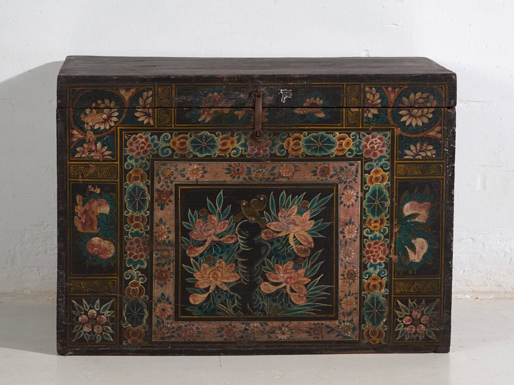 Baúl antiguo con un par de urracas ilustradas (China, c.1900) #29