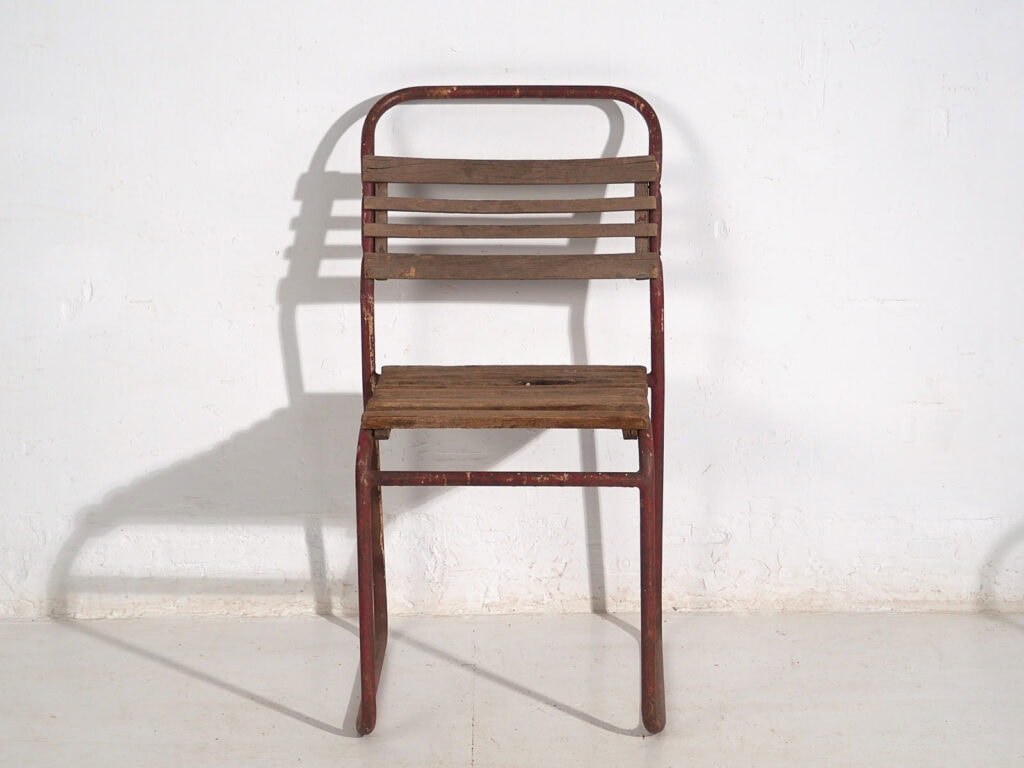 Sillas rojas de jardín antiguas (c.1920). Conjunto de 2 piezas