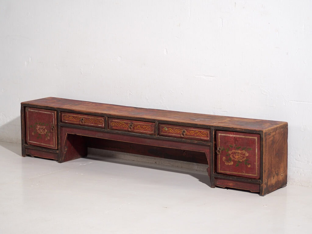 Mueble TV rojo antiguo con detalles florales (c.1900) #17