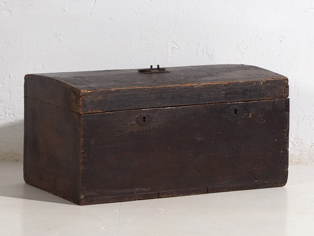 Antique chest with dark patina (c.1920) #10