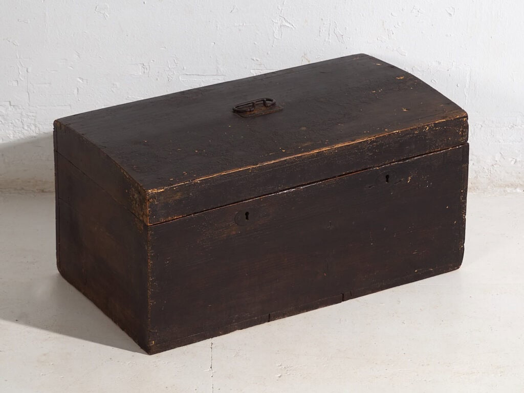 Antique chest with dark patina (c.1920) #10