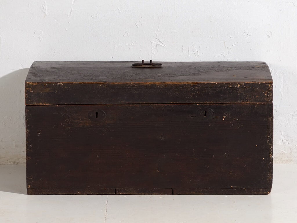 Antique chest with dark patina (c.1920) #10