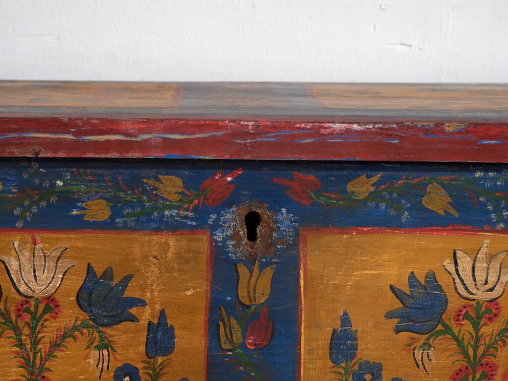 Arcón antiguo de estilo arte popular con motivos florales (c.1920) #95