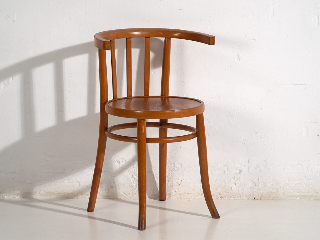 Sillas antiguas de madera curvada con asiento grabado (c.1920). Conjunto de 4 piezas #1